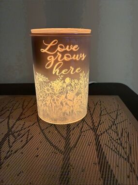 Scentsy “Love Grows Here “Floral Electric Wax Warmer - Cream/Gold Glow